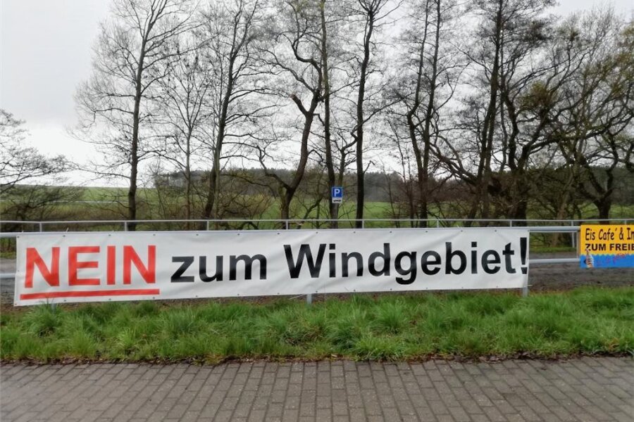 Fraureuther Windräder machen Leubnitzer Siedlern Sorgen - Dieses Banner haben Janine Frenzel und Kerstin Dörrer am Parkplatz Bad vom Leubnitz Bad angebracht. 