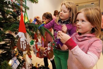 Frechdachse verzieren Baum - 