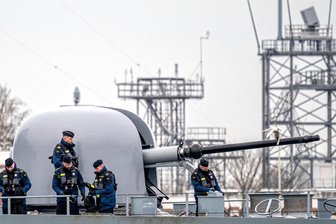 Fregatte „Hessen“: Erster scharfer Einsatz – und ein böser Zweifel - Besatzungsmitglieder arbeiten neben dem Bordgeschütz OTO Melara, Kaliber 76mm der Fregatte „Hessen“, als sie noch im Hafen lag.