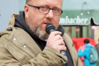 Frei und abgebrannt - Marcus Poschlod bei seinemVersuch, mit Gesang Geld zu verdienen.