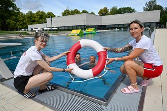 Freibad Bernsdorf in Chemnitz eröffnet: Das Bad für Sportler - Die Schwimmmeister waren die ersten im Wasser. Loreen Rumrich, Azubi Carl Louis Höffner, Steven Venediger und Michelle Schmidt (von links) am neuen 50-Meter- Becken.