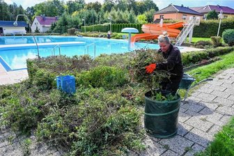 Freibad-Besuch in Garnsdorf soll teurer werden - Diana Wolf, Fachangestellte für Bäderbetrieb, bei der Pflege des Außengeländes. Ab dieser Saison sollen die Eintrittspreise steigen. 