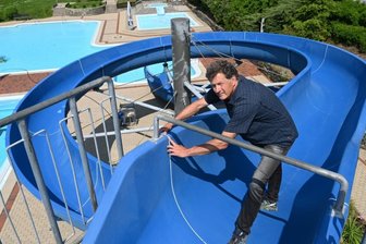 Freibad: Dach des Sanitärtrakts undicht -