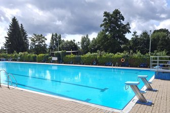Freibad Eppendorf: Warum 20 Pfennige nicht mehr für den Eintritt reichen - Das Freibad-Becken in Eppendorf soll eine neue Folie bekommen.