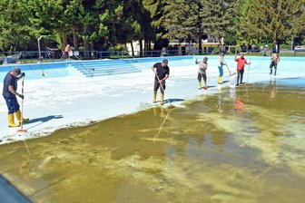 Freibad Erdmannsdorf braucht dringend Unterstützung - In Erdmannsdorf wurde das Wochenende genutzt, um das Freibad für den Start zu rüsten.