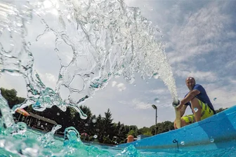 Freibad Erdmannsdorf: Warum die Zukunft an einer Wasserleitung hängt - Die Wasserversorgung ist größte Sorge und Investitionshindernis im Freibad Erdmannsdorf: Im Hitzesommer 2018 war der Brunnen wieder einmal versiegt, und der Wasser-Zweckverband musste mit Tankwagen anrücken. Der Bau einer Wasserleitung wird vom ZWA aber bislang abgelehnt.