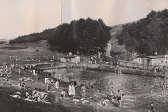Freibad Erfenschlag: Wie es weitergeht - Das Erfenschlager Badgelände vor mehr als 80 Jahren: Das Foto ist auf der Informationstafel des Bürgervereins am Bad zu sehen.