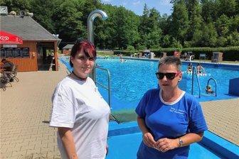Freibad Falkenau: Straßenbau lässt Geburtstagstafel schrumpfen - Sonntagnachmittag und bestes Badewetter, aber nur ein Viertel der üblichen Gästezahl: Katrin Schäfer (rechts) und Sindy Seiser vom Freibad Falkenau bekommen den Straßenbau auf der B 173 deutlich zu spüren.