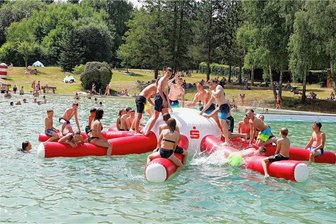 Freibad Fraureuth eröffnet Ende des Monats - Das Fraureuther Waldbad wird über einen Tiefbrunnen gespeist. Badespaß soll ab Ende Mai möglich sein. 