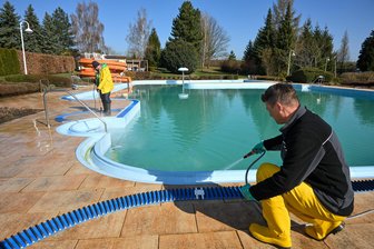 Freibad Garnsdorf: Sitzt in dieser Saison noch jemand im Kassenhäuschen? - Der Frühjahrsputz im Sommerbad hat begonnen. Rettungsschwimmer Thomas Hayn und Diana Wolf bereiten alles für die Saison vor.