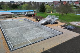 Freibad Geithain: Wann es in die Saison startet und was neu ist - Im Freibad Geithain wird ein neues Edelstahlbecken eingebaut.