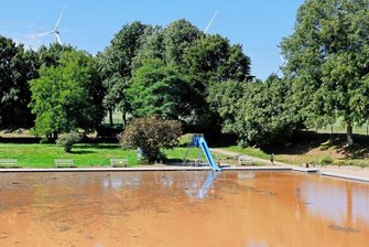Freibad Gersdorf: Den Schlamm loswerden kostet 4,5 Millionen Euro - Die braune Schlammbrühe bleibt wahrscheinlich bis zum Frühjahr im Becken. 