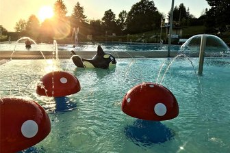 Freibad Hainichen: Badespaß im Sommer wird deutlich teurer - Die letzten Sonnenstrahlen im September 2023 zum Saisonende im Freibad Hainichen. In der dritten Saison nach der Sanierung sollen nun die Eintrittspreise erhöht werden. Der Stadtrat entscheidet zur Sitzung am Mittwoch.