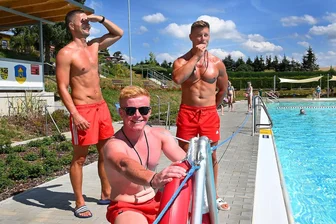 Freibad Hainichen: Badfest wird verschoben - So stellen sich in Hainichen Rick Seifert, Anton Lunze und Ronny Müller (v. l.) das Wetter zum Badfest vor.