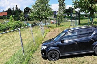 Freibad Hainichen: Bauzaun stürzt auf mehrere Autos - Auf dem „Feldparkplatz“ am Freibad in Hainichen ist der Bauzaun am Montag auf acht geparkte Pkw gefallen.