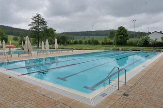 Freibad Hartmannsdorf: Gemeinden legen für Solaranlage zusammen - Der Countdown zur Eröffnung läuft: Am 11. Mai soll die Saison im Freibad Hartmannsdorf beginnen.