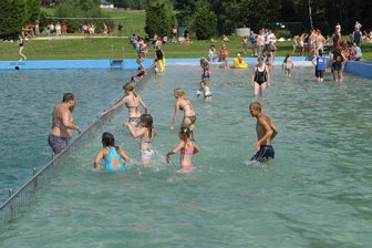 Freibad im Vogtland ohne Wasser: Das ist die erste Konsequenz - Ein Bild aus vergangenen Tagen: Besucher tummeln sich im gut gefüllten Triebeler Waldbad.