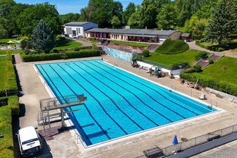 Freibad in Waldenburg: Baustellen-Probleme erinnern an Dilemma im Sommer 2024 - Blick aus der Vogelperspektive auf das Freibad in Waldenburg: Die Saison beginnt drei Wochen später als geplant.