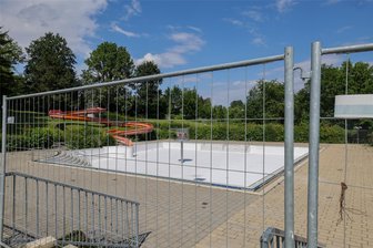 Freibad in Waldenburg: Warum die neue Saison auf einer Baustelle beginnt - Blick zum Nichtschwimmerbecken und dem Auslauf der Rutsche. Hier fehlt bisher noch das Wasser, weil der Austausch der Fliesen umfangreicher als geplant ausgefallen ist.