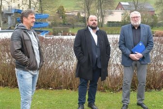 Freibad ist in die Jahre gekommen - Maik Müller, Vorsitzender des FV Neuhausen/Cämmerswalde, Bürgermeister Andreas Drescher und Landrat Matthias Damm (v. l.) im Freibad Neuhausen.