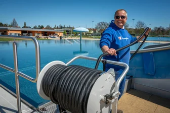 Freibad Mittweida: Nur noch wenige Tage bis zum Saisonstart - Vorbereitung im Freibad Mittweida: Freibadleiter René Fucik reinigt das Becken.