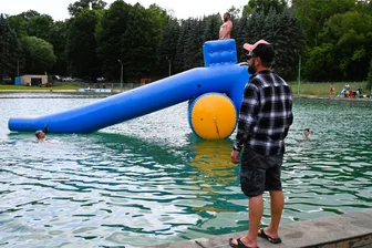 Freibad Netzschkau: Überraschung zum Hundertsten - René Möller von den Wasserfreunden Netzschkau durfte als Erster rutschen, nachdem er die Rutsche mit weiteren Helfern festgezurrt hatte.