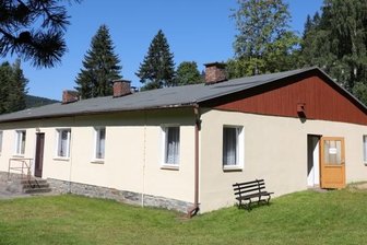 Freibad Rittersgrün soll Naturbad werden - Der in die Jahre gekommene Flachbau im Badgelände beherbergt unter anderem WC- und Umkleidebereiche. Auch hier sind Bauarbeiten erforderlich.