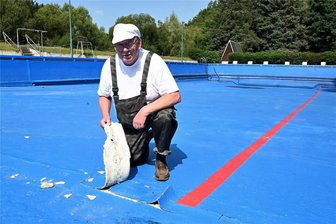 Freibad Sachsenburg: Das Wasser war nicht über Nacht weg - Frank Tietze zeigt im leeren Becken im Freibad Sachsenburg eine der schadhaften Stellen am Boden. Das Wasser floss zunächst nur spärlich ein und war auch nicht über Nacht weg.