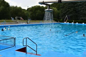 Freibad Sachsenburg: Gab es einen Unfall mit Chemikalien? - Das Freibad Sachsenburg ist seit Juli geöffnet. Im Vorjahr blieb die Einrichtung geschlossen.