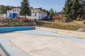 Freibad-Sanierung mitten im Supersommer - Blick ins Neundorfer Freibad. Gebadet wird in diesem Sommer hier nicht. Dafür wird das Bad aber nach jahrelangem Kampf saniert.