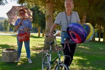Freibad soll bei Festival zur Traumwelt werden - Die Vereinsmitglieder Heidi Speck (vorn) und Jane Junghans bereiten das Festival im Freibad Erdmannsdorf vor.