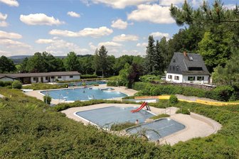 Freibad-Streit im Erzgebirge: Werden Raschauer Badegäste benachteiligt? - Die weitläufige Freibadanlage in Raschau hat natürlich höhere Betriebskosten.
