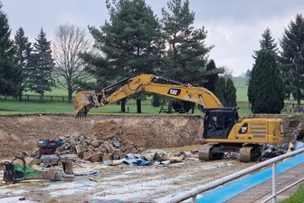 Freibad-Umbau im Vogtland wird teurer: Rechtzeitig abbrechen oder doch noch durchziehen? - Die Vorarbeiten für den Umbau des Rebesgrüner Bades haben begonnen. Die Firma Burkhardt schachtet das Schwimmerbecken aus. Die drei folgenden Gewerke Rohbau, Becken, Technik werden um eine Viertelmillion teurer.