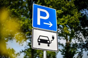 Freibadparkplatz im Vogtland hat jetzt vier Schnelllader für E-Autos - Adorf: Am Waldbadparkplatz können künftig vier Schnellladesäulen genutzt werden.