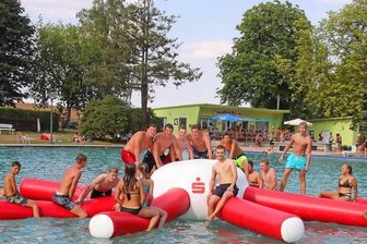 Freibadsaison 2022: Bäder sind dank Hitze Besuchermagnete - Im Fraureuther Waldbad war die Gummikrake vor allem für die jungen Besucher ein Magnet. Bis Sonntag ist noch geöffnet.