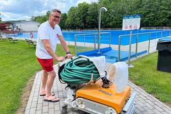 Freibadsaison erlebt im Raum Freiberg/Flöha einen verhaltenen Start - René Schneider hält in Weißenborn das Badebecken mit einem ferngesteuerten Gerät sauber.