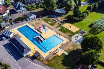 Freibadsaison im Chemnitzer Umland gestartet: Alle Öffnungszeiten, Preise und Angebote - Im Freibad in Neukirchen ist die Saison bereits eröffnet.