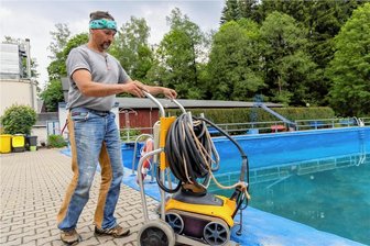 Freibadsaison in Gefahr: Senior will Jöhstädtern aus der Klemme helfen - Im Freibad in Schmalzgrube - im Bild Rettungsschwimmer Lars Heuer - sind die Saisonvorbereitungen in vollem Gange. 