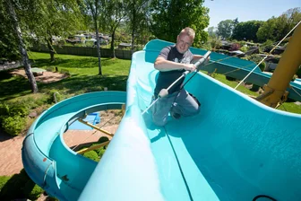 Freibadsaison in Plauen: Warum der für Sonntag geplante Start verschoben wird - Auch das Reinigen der Rutsche gehörte zu den Vorbereitungen im „Naddel“.