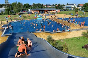 Freibadsaison ist gestartet: Wann geht es los in Hainichen, Sachsenburg und Altmittweida? - Das Freibad in Mittweida an einem heißen August-Tag in den Vorjahren.