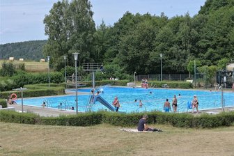 Freibadtest: Das Waldbad Langenbach – Natur pur? - Der Drei-Meter-Sprungturm ist das Highlight des Waldbades Langenbach.