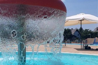 Freibadtest in Hartmannsdorf: Sonnig und günstig am Wolfsbach - Der Massagepilz im Freibad Hartmannsdorf lädt nicht nur zur Entspannung ein – sondern ist auch ein gutes Versteck.