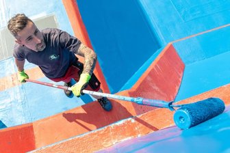 Freibäder der Region werden fürs Anbaden schick gemacht - Farbenfroh soll es in die Freibadsaison gehen. Im Peniger Freibad legt sich daher Schwimmmeister Maik Fleischer ins Zeug. Das Bad startet am 1. Juni, in anderen Einrichtungen kann schon eher angebadet werden. 