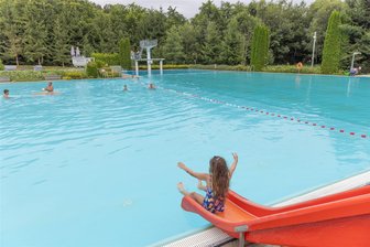 Freibäder im Erzgebirge: Geht die Badesaison in der Annaberger Region jetzt in die Verlängerung? - Die Ehrenfriedersdorfer sind stolz auf ihr 85 Jahre altes Freibad. Beliebt ist es auch bei den Kreisstädtern. Am Sonnabend, dem heißesten Tag der Woche, war das Bad sogar bis 23 Uhr geöffnet.