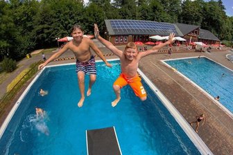 Freibäder im Erzgebirge verdoppeln Besucherzahl - Kaum ein Sommer machte mit seinen heißen Temperaturen öfter Lust auf einen Sprung ins kühle Nass. Nic (12, links) und Stanley (11) machen das im Freibad Zwönitz vor.