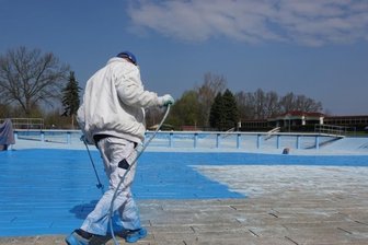 Freibäder im Landkreis Zwickau putzen sich schon raus - Im Freibad Crossen laufen die Vorbereitungsarbeiten für die neue Saison auf Hochtouren. So erhält das Becken himmelblaue Spezialfarbe.