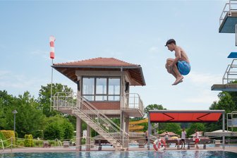 Freibäder in Chemnitz: Höchste Besucherzahlen seit fünf Jahren - Sprung vom Turm im Freibad Gablenz. Darauf fiebern viele Wasserratten schon wieder hin.