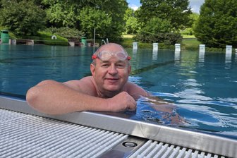 Freibäder in Crimmitschau und Mannichswalde geöffnet: Stammgast René Felsch trotzt Wind und Wetter - René Felsch sprang trotz der Wassertemperatur von 16 Grad in Mannichswalde als Erster ins Wasser. „Schwimmen ist mein Ding“, sagt der 55-Jährige.