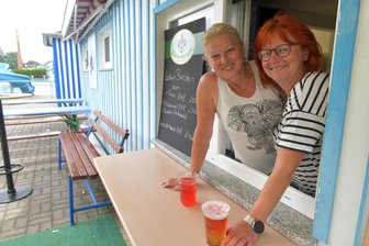 Freibäder in der Region Flöha: Das bieten die Imbisse neben Pommes, Currywurst und Eis - Im Imbiss des Freibads Eppendorf machen Petra Trinks (l.) und Verena Uhlig eine Pause.