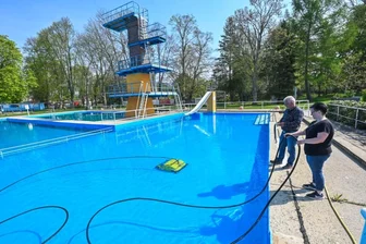 Freibäder starten in die Saison - Yvonne Morgenstern und Heiko Weise vom Vorstand des Naturbadvereins Hartmannsdorf kontrollieren das Wasser im Becken und überwachen die Reinigung. Saisonstart soll am 21. Mai sein. 